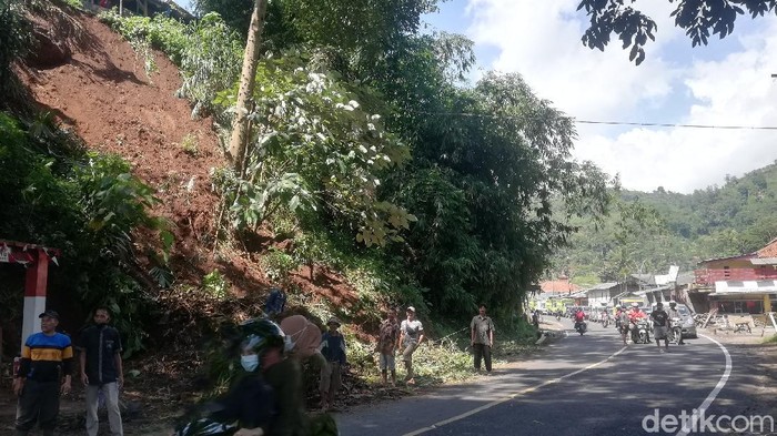 Tebing 20 meter longsor di Jalan Raya Sumedang-Bandung
