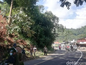 Waspada! Tebing 20 Meter Longsor di Jalan Raya Sumedang-Bandung