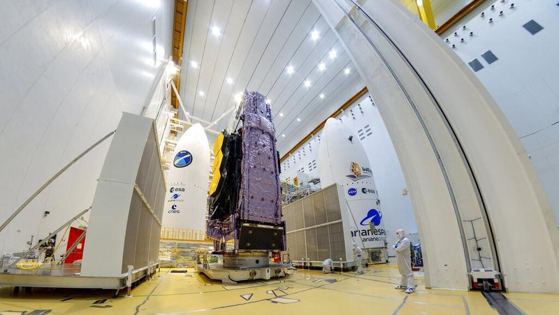 Dalam foto Sabtu, 11 Desember 2021 ini yang disediakan oleh Badan Antariksa Eropa, Teleskop Luar Angkasa James Webb NASA dipasang di atas roket Ariane 5 yang akan diluncurkan dari Pelabuhan Antariksa Eropa di Guyana Prancis. Webb sangat besar sehingga harus dilipat dengan gaya origami agar sesuai dengan kerucut hidung roket. (M. Pedoussaut/ESA melalui AP)