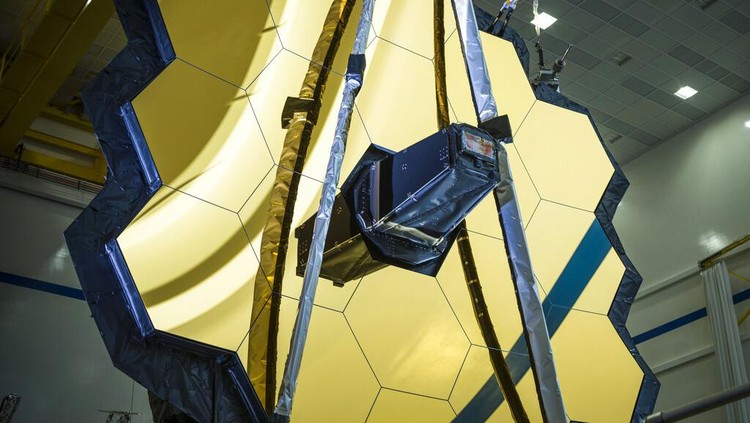 Foto tanggal 5 Maret 2020 yang disediakan oleh NASA ini menunjukkan perakitan cermin utama Teleskop Luar Angkasa James Webb selama pengujian di fasilitas Northrop Grumman di Redondo Beach, California. Webb akan mencoba melihat kembali ke masa 13,7 miliar tahun, hanya 100 juta tahun setelah Big Bang yang membentuk alam semesta saat bintang-bintang aslinya terbentuk. (Chris Gunn/NASA via AP)