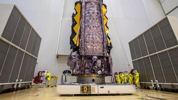 Dalam foto Sabtu, 11 Desember 2021 yang dirilis oleh Badan Antariksa Eropa, Teleskop Luar Angkasa James Webb NASA diamankan di atas roket Ariane 5 yang akan meluncurkannya ke luar angkasa dari Pelabuhan Antariksa Eropa di Guyana Prancis. Sebagai teleskop teleskop termahal dan paling canggih yang dibuat NASA, James Webb diharapkan dapat membantu lembaga antariksa itu menyelidiki atmosfer planet ekstrasurya untuk mencari tanda kimia kehidupan, mengamati kelahiran bintang baru hingga mengeksplorasi awal mula dan evolusi galaksi. M.Pedoussaut/ESA via AP Photo.