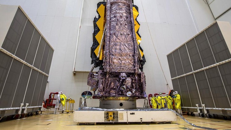 Teleskop James Webb Dalam foto Sabtu, 11 Desember 2021 yang dirilis oleh Badan Antariksa Eropa, Teleskop Luar Angkasa James Webb NASA diamankan di atas roket Ariane 5 yang akan meluncurkannya ke luar angkasa dari Pelabuhan Antariksa Eropa di Guyana Prancis. NASA mengumumkan Selasa, 14 Desember bahwa peluncuran teleskop ruang angkasa barunya minggu depan ditunda setidaknya selama dua hari karena masalah komunikasi antara observatorium dan roket. Peluncuran Teleskop Luar Angkasa James Webb sekarang ditargetkan tidak lebih awal dari 24 Desember 2021 (M.Pedoussaut/ESA via AP)