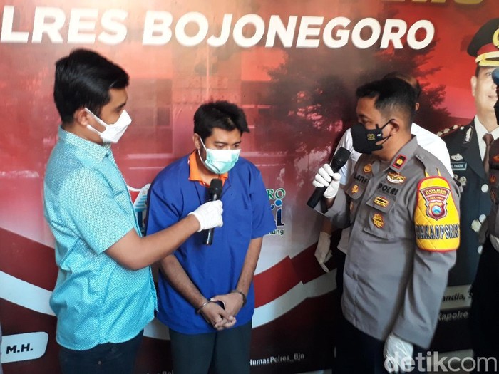 Pria yang memamerkan alat kelamin di Bojonegoro ditetapkan sebagai tersangka. Usai pamer alat kelamin, pria berinisial D (30) ini sempat memberi uang Rp 50 ribu kepada korban.