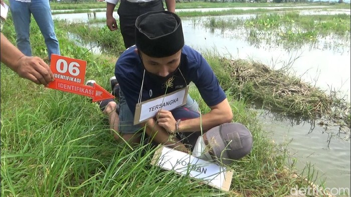 Tersangka pembunuhan pemuda yang mayatnya ditemukan di selokan Kendal jalani rekonstruksi, Kamis (21/12/2021)