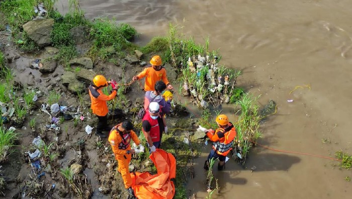 Tim SAR gabungan saat melakukan evakuasi mayat di kawasan bendung Kamijoro, Kalurahan Triwidadi, Kapanewon Pajangan, Kabupaten Bantul, Kamis (23/12/2021).
