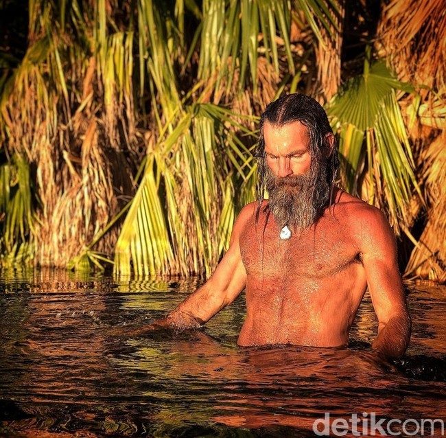 “Aku berusia 55 tahun dan kebanyakan orang tidak melihatku seperti usia sebenarnya. Dan itulah fakta bahwa aku suka menjadi sehat dan mempraktikan metode penyembuhan alami,” ungkap Troy. Foto: Dok. Instagram