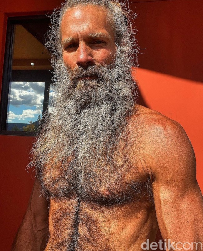 “Aku minum urineku sendiri setiap pagi. Aku menyebutnya sebagai hair of the dog (minuman pereda mabuk),” ungkap Troy, seperti dikutip dari NY Post. Foto: Dok. Instagram