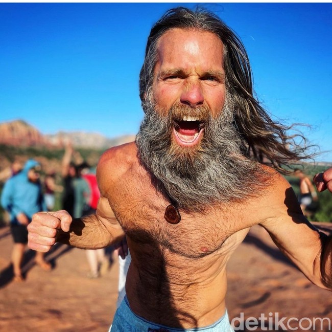 Dia pun mengaku awet muda di usia 55 berkat urinenya tersebut. Tak hanya diminum, namun juga dioleskan ke kulitnya. Foto: Dok. Instagram