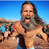 Dia pun mengaku awet muda di usia 55 berkat urinenya tersebut. Tak hanya diminum, namun juga dioleskan ke kulitnya. Foto: Dok. Instagram