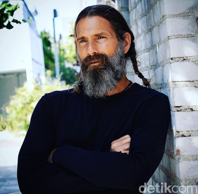 Mantan model pria bernama Troy Casey ini membuat pengakuan kontroversial. Dia menjaga kesehatannya dengan minum urinenya sendiri. Foto: Dok. Instagram