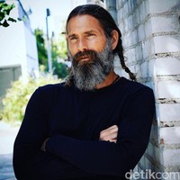 Mantan model pria bernama Troy Casey ini membuat pengakuan kontroversial. Dia menjaga kesehatannya dengan minum urinenya sendiri. Foto: Dok. Instagram