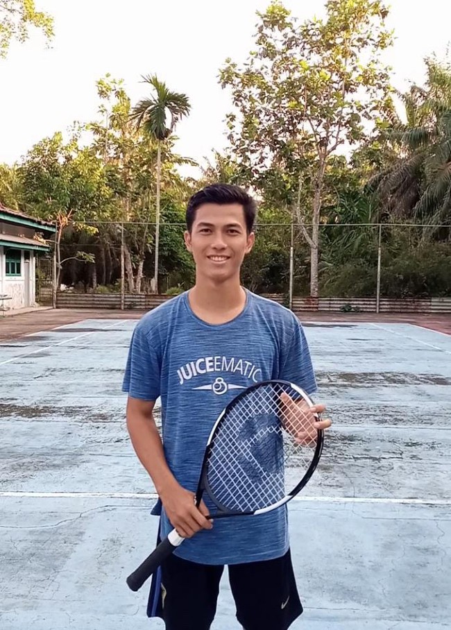 Habibi pun menjelaskan yang merekam video viral di TikTok itu adalah teman satu angkatannya. Ia memang kerap disebut mirip dengan Ronaldo oleh warganet. Video itu yang rekam teman saya, namanya Rafli, dan di akun TikToknya, satu angkatan dengan saya tapi beda prodi. Sejak 8 September posting di TikTok, banyak yang bilang mirip dengan Ronaldo, kata Habibi. Foto: Dok. pribadi Agus Habibi.