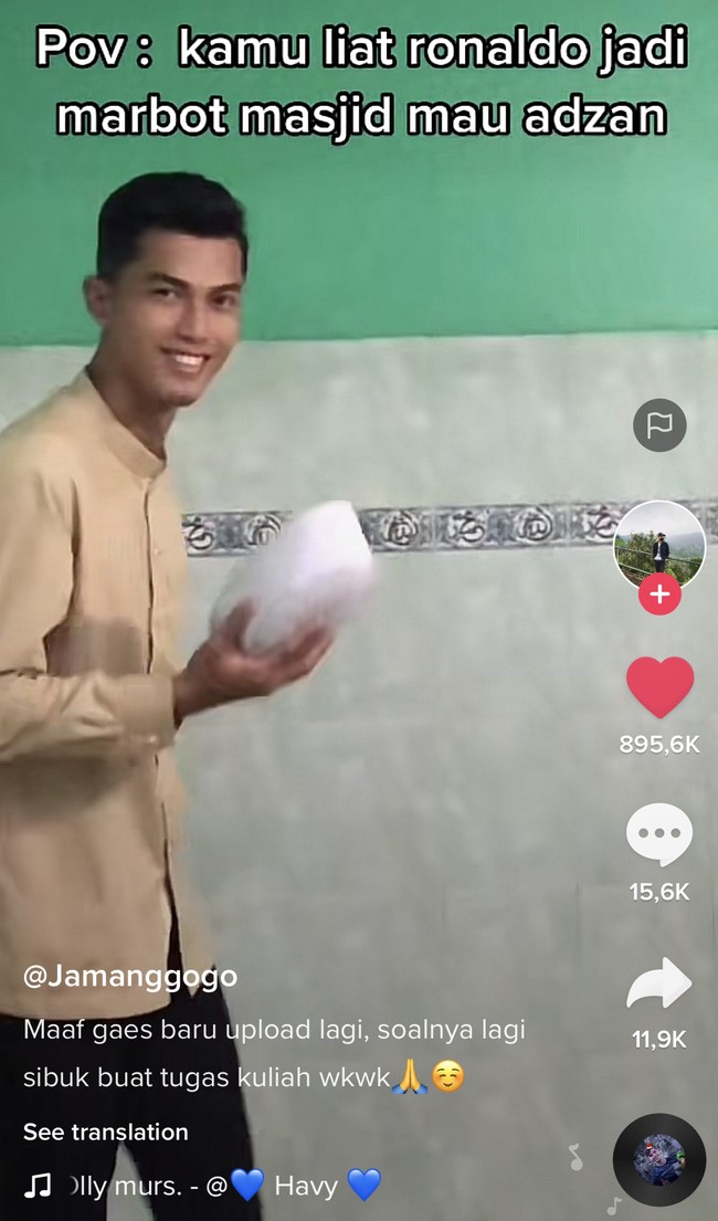 Marbut masjid ini mendadak menjadi atensi warganet karena disebut mirip dengan pemain bola Cristiano Ronaldo. Marbut adalah orang yang bertanggung jawab mengurus keperluan dan menjaga kebersihan masjid. Foto: Dok. Tangkapan layar akun TikTok @hobss_99.