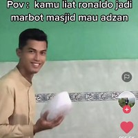 Marbut masjid ini mendadak menjadi atensi warganet karena disebut mirip dengan pemain bola Cristiano Ronaldo. Marbut adalah orang yang bertanggung jawab mengurus keperluan dan menjaga kebersihan masjid. Foto: Dok. Tangkapan layar akun TikTok @hobss_99.