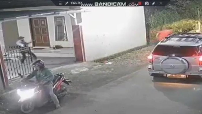 viral pelaku curanmor bawa pistol