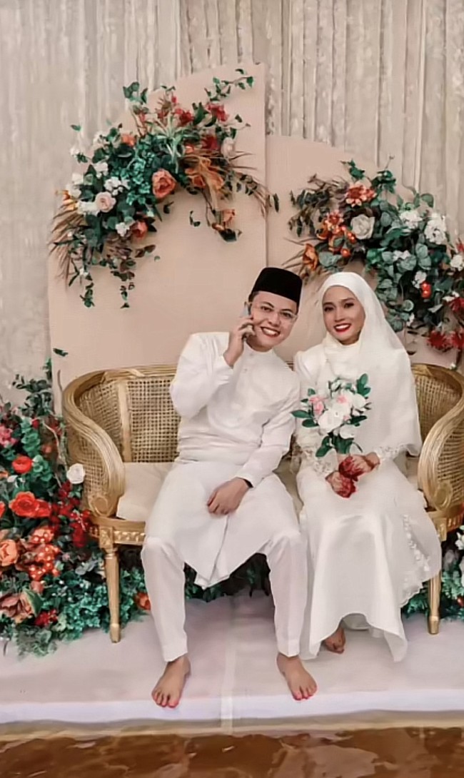 Opie sang pengunggah video mengatakan jika acara pernikahannya telah direncanakan sejak jauh hari. Lokasi pernikahannya pun sudah dipesan beberapa bulan yang lalu. Tempat itu diputuskan karena berada di sekitar penginapan, yang nyaman bagi anggota keluarga yang berasal dari berbagai negara bagian. Foto: Dok. Tangkapan layar akun TikTok @asyikonnnnnnnnnn.