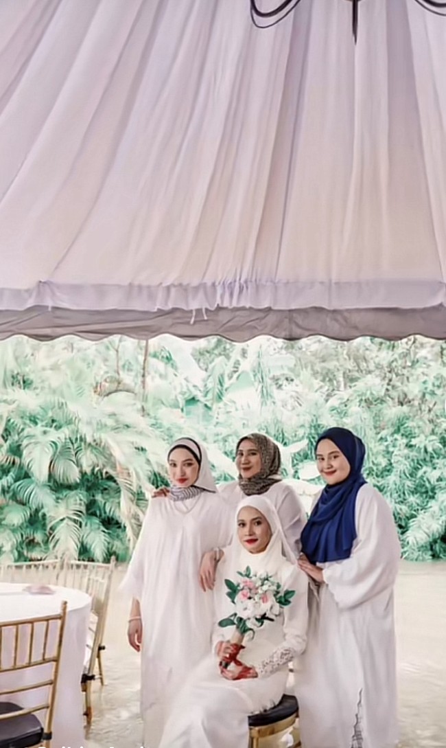 Unggahan pasangan pengantin yang berada di Meru, Klang, Malaysia itu langsung mendapatkan beragam komentar dari warganet. Ada yang mengucapkan selamat dan mendoakan pasangan pengantin. Congratulations May ALLAH bless you always, ucap pengguna TikTok @🇵🇰sunny90942🇲🇾. Ya Allah malah bangga sama pengantinnya bukan ngeluh malah menikmatinya🥰. Bersyukur banget Ya Allah semoga langgeng sampai tiljanah ya kak🥰🤍, ujar akun @𝕧𝕚𝕣𝕘𝕠. Foto: Dok. Tangkapan layar akun TikTok @asyikonnnnnnnnnn.