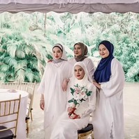 Unggahan pasangan pengantin yang berada di Meru, Klang, Malaysia itu langsung mendapatkan beragam komentar dari warganet. Ada yang mengucapkan selamat dan mendoakan pasangan pengantin. Congratulations May ALLAH bless you always, ucap pengguna TikTok @🇵🇰sunny90942🇲🇾. Ya Allah malah bangga sama pengantinnya bukan ngeluh malah menikmatinya🥰. Bersyukur banget Ya Allah semoga langgeng sampai tiljanah ya kak🥰🤍, ujar akun @𝕧𝕚𝕣𝕘𝕠. Foto: Dok. Tangkapan layar akun TikTok @asyikonnnnnnnnnn.