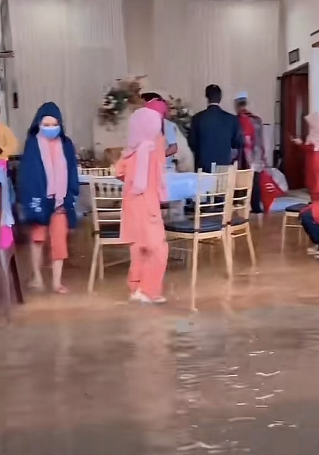 Opie mengatakan dia dan pasangannya bahkan tidak tahu apakah harus tertawa atau takut. Sebab di area pernikahannya ada ular air yang melewati kaki mereka di bawah meja tamu. Namun demikian, Opie dan suaminya berharap acara pernikahannya membawa berkah, langgeng dan bahagia. Foto: Dok. Tangkapan layar akun TikTok @asyikonnnnnnnnnn.