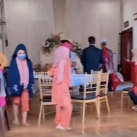 Opie mengatakan dia dan pasangannya bahkan tidak tahu apakah harus tertawa atau takut. Sebab di area pernikahannya ada ular air yang melewati kaki mereka di bawah meja tamu. Namun demikian, Opie dan suaminya berharap acara pernikahannya membawa berkah, langgeng dan bahagia. Foto: Dok. Tangkapan layar akun TikTok @asyikonnnnnnnnnn.