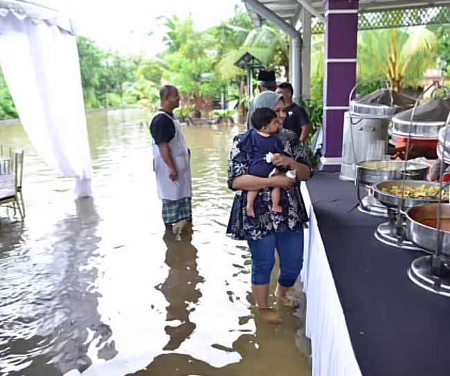Opie juga menyebutkan kepada mStar bahwa dia tidak menyangka jika banjir pada hari-H pernikahannya. Sebab saat tenda pernikahan dipasang cuaca kondusif, hanya terjadi hujan gerimis. Seminggu sebelumnya, cuaca baik-baik saja. Bahkan ketika tenda pernikahan dipasang, tidak ada tanda-tanda banjir pada hari Jumat itu, hanya gerimis kecil hujan. Kemudian ketinggian air naik ke betis kami, dan pada malam hari, air mencapai ke pinggang kami, jelasnya. Foto: Dok. Tangkapan layar akun TikTok @asyikonnnnnnnnnn.