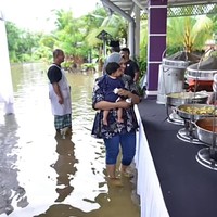 Opie juga menyebutkan kepada mStar bahwa dia tidak menyangka jika banjir pada hari-H pernikahannya. Sebab saat tenda pernikahan dipasang cuaca kondusif, hanya terjadi hujan gerimis. Seminggu sebelumnya, cuaca baik-baik saja. Bahkan ketika tenda pernikahan dipasang, tidak ada tanda-tanda banjir pada hari Jumat itu, hanya gerimis kecil hujan. Kemudian ketinggian air naik ke betis kami, dan pada malam hari, air mencapai ke pinggang kami, jelasnya. Foto: Dok. Tangkapan layar akun TikTok @asyikonnnnnnnnnn.