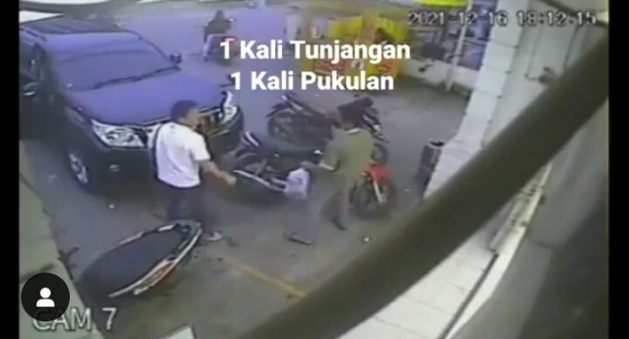 Viral pengemudi pukuli pria di medan