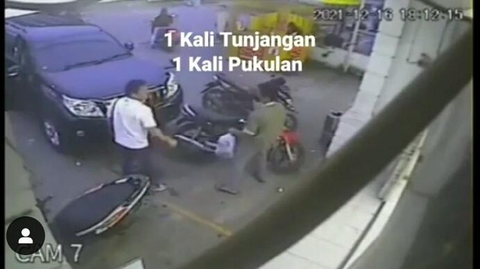 Viral pengemudi pukuli pria di medan