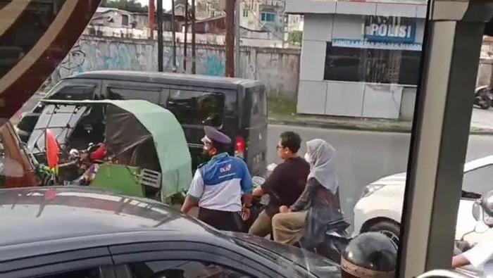 Viral supir bus di Medan turun dari mobil demi urai kemacetan
