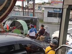 Viral Sopir Bus Turun Atur Lalin demi Bisa Lintasi Macet di Medan