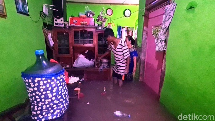 Warga terpaksa mengungsi ke madrasah gegara rumah terendam banjir
