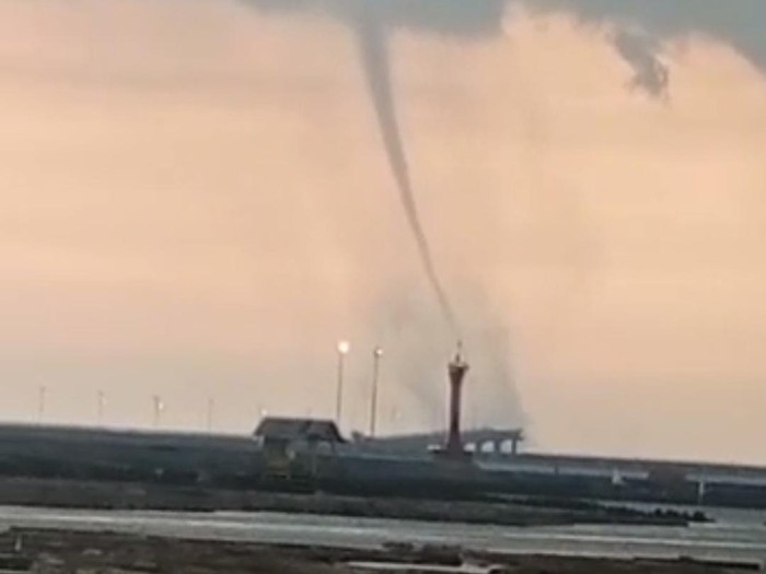 waterspout di probolinggo