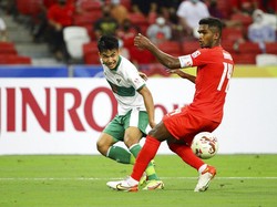 PR ketiga adalah kurang tajam di depan gawang lawan. Witan Sulaeman punya peluang emas kala berhadapan dengan kiper Hassan Sunny namun sepakannya kurang maksimal (AP/Suhaimi Abdullah)