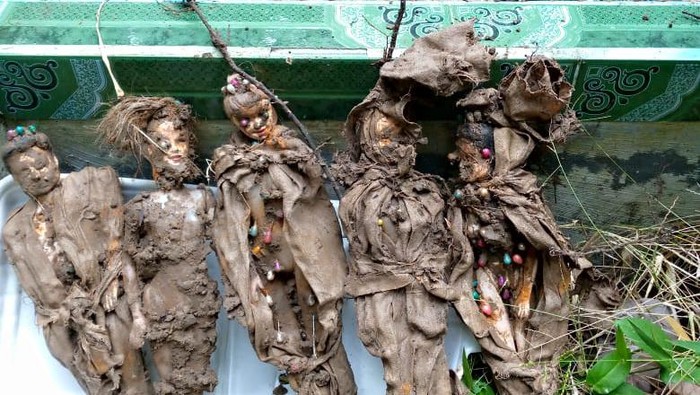 5 Boneka mirip jenglot ditemukan warga dikuburan di Luwu, Sulsel diyakini santet dan dibakar. (dok. Istimewa)