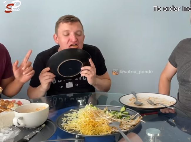 5 Momen Bule Cicip Sayur Asem hingga Gado-gado Indonesia
