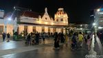 Alun-alun Suroboyo Padet Banget di Malam Natal