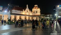 Namun, salah satu petugas yang stand by di escalator menuju basemen alun-alun mengatakan alun-alun ditutup jam 20.00 WIB dan harus steril. 