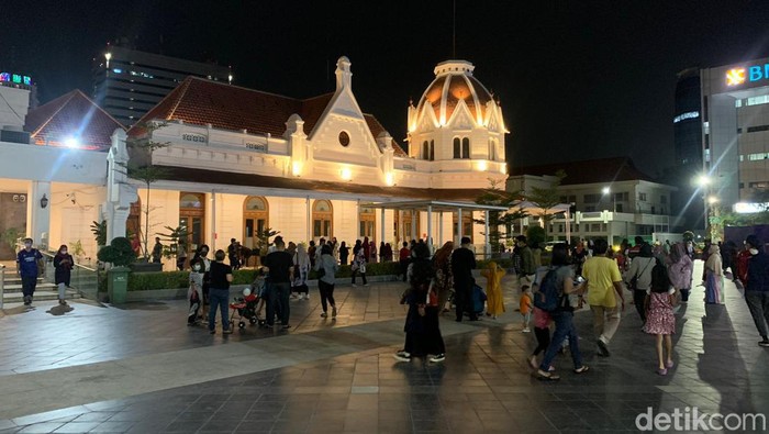 Basement Alun-alun Suroboyo dipadati warga pada Jumat (24/12) malam. Namun, banyak pengunjung kecewa karena Basement Alun-alun Suroboyo ditutup pukul 19.30 WIB.