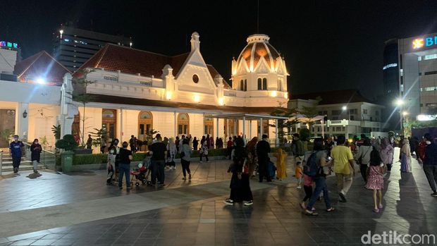 Basement Alun-alun Suroboyo dipadati warga pada Jumat (24/12) malam. Namun, banyak pengunjung kecewa karena Basement Alun-alun Suroboyo ditutup pukul 19.30 WIB.
