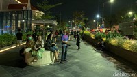 Sejumlah warga kecewa. Salah satunya Riani yang rela datang jauh-jauh dari Lakarsantri. Riani yang gagal ke basemen alun-alun, akhirnya memilih menikmati duduk-duduk di kawasan alun-alun.