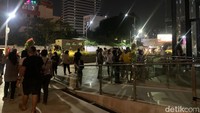 Warga lainnya, Junaedi mengaku, ingin melihat Basemen Alun-alun Suroboyo. Namun, karena jam operasional yang sudah tutup, akhirnya ia memilih untuk nongkrong bersama keluarga di taman sekitar Basemen Alun-alun Suroboyo.