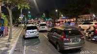 Kawasan Basemen Alun-alun Suroboyo yang dipadati pengunjung membuat lalu lintas di Jalan Yos Sudarso sedikit terhambat. Sebabnya, mobil-mobil pengunjung banyak yang parkir di depan Kantor DPRD Surabaya hingga menutupi 1/3 jalan.