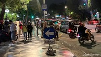 Selain itu, lalu lalag pengendara roda dua yang keluar masuk parkiran Basemen Alun-alun Suroboyo disertai pedagang aspngan juga menyebabkan lalu lintas terganggu.