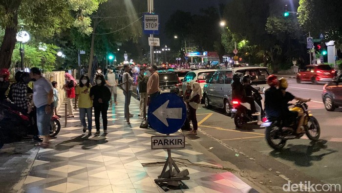 Alun-alun Suroboyo Padet Banget di Malam Natal Basement Alun-alun Suroboyo dipadati warga pada Jumat (24/12) malam. Namun, banyak pengunjung kecewa karena Basement Alun-alun Suroboyo ditutup pukul 19.30 WIB.