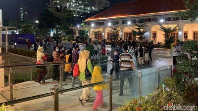 Alun-alun Suroboyo Padet Banget di Malam Natal