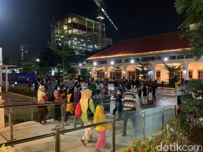 Alun-alun Suroboyo Padet Banget di Malam Natal