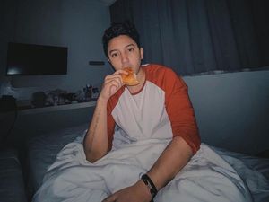10 Gaya Keren Aron Ashab Saat Ngopi di Kafe dan Belanja Sayuran