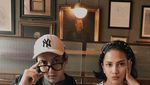 10 Gaya Keren Aron Ashab Saat Ngopi di Kafe dan Belanja Sayuran