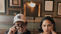 Aron memiliki foto bersama mendiang Vanessa Angel saat sedang berada di sebuah kafe. Aron dan Vanessa tampak menikmati es teh manis yang mereka pesan. Foto: Instagram @aronashab