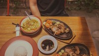 Di sebuah restoran, Aron terlihat menikmati hidangan yang ia pesan. Ada soto, ayam bakar, hingga es teh manis menyengarkan. Foto: Instagram @aronashab
